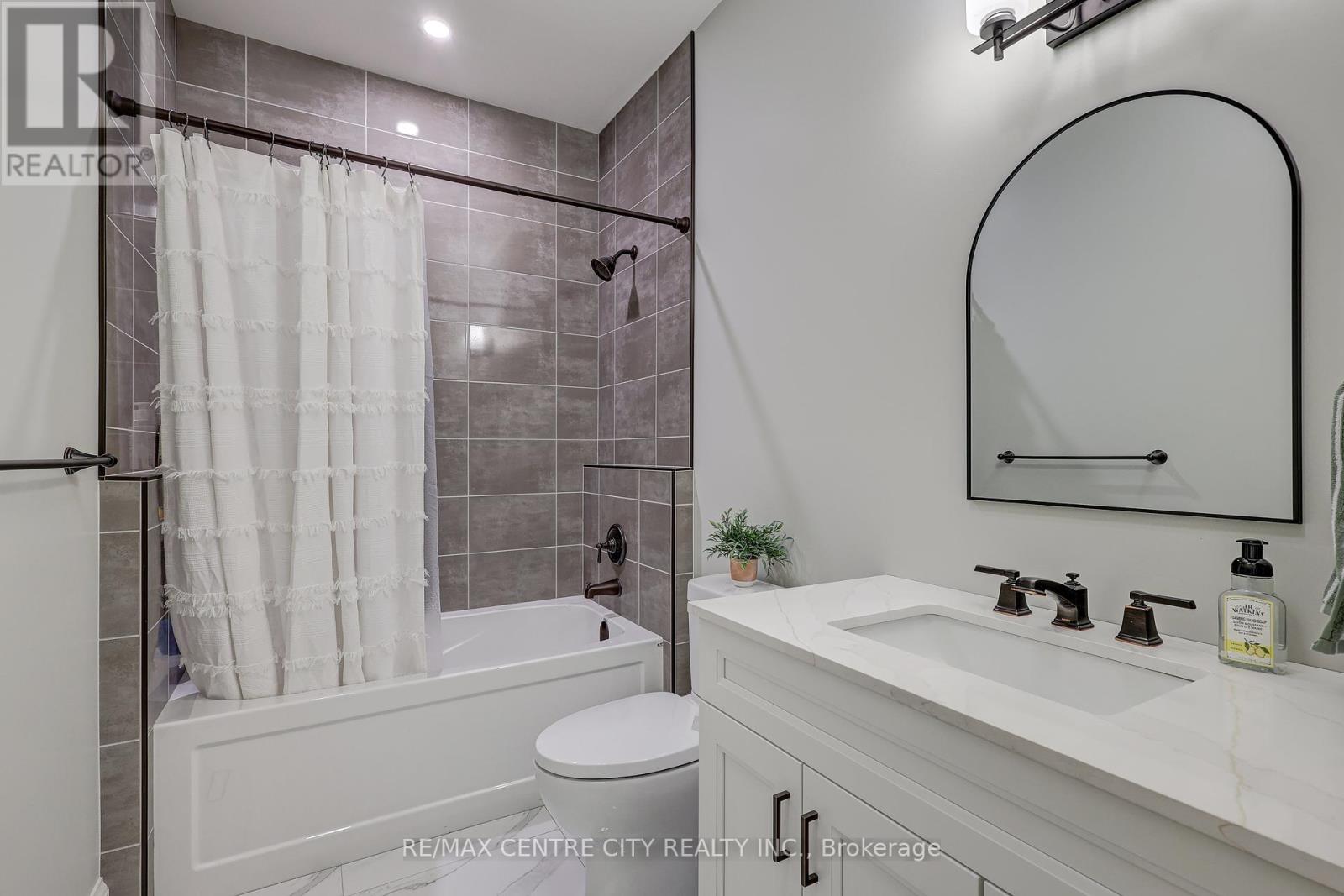 8 Oak Street, Bayham (Vienna), Ontario  N0J 1Z0 - Photo 23 - X12140558