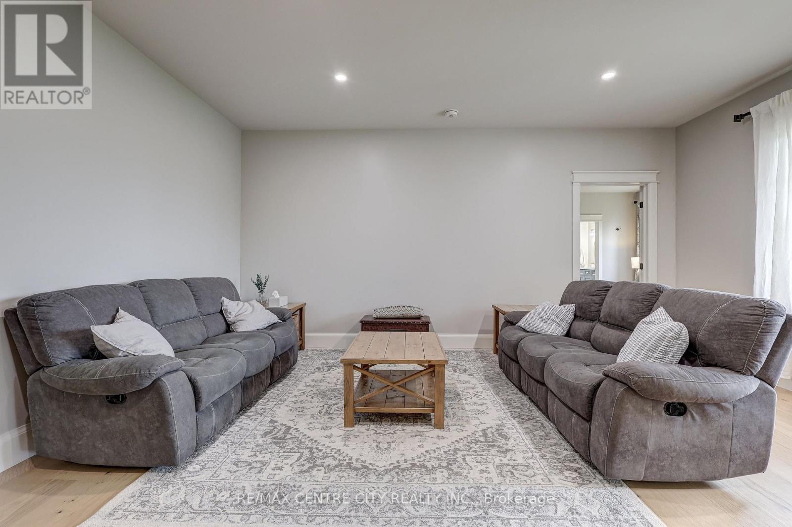 8 Oak Street, Bayham (Vienna), Ontario  N0J 1Z0 - Photo 7 - X12140558