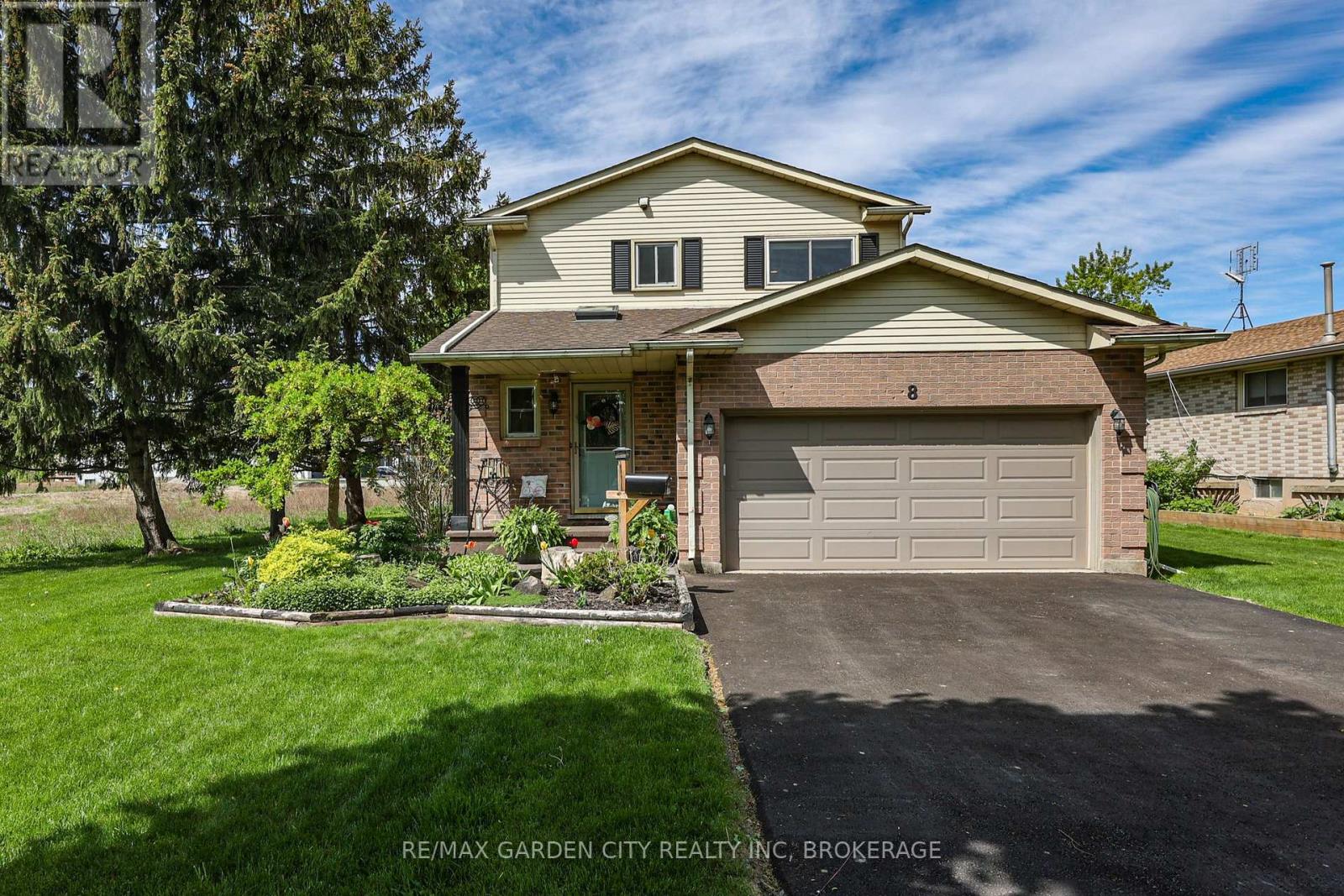 Property at 8 LAMPMAN CRESCENT image 1