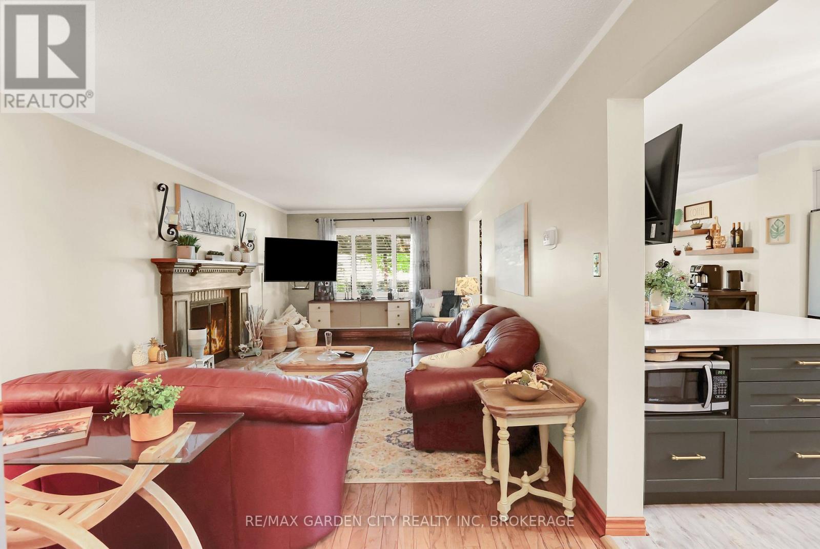 Property at 8 LAMPMAN CRESCENT image 3