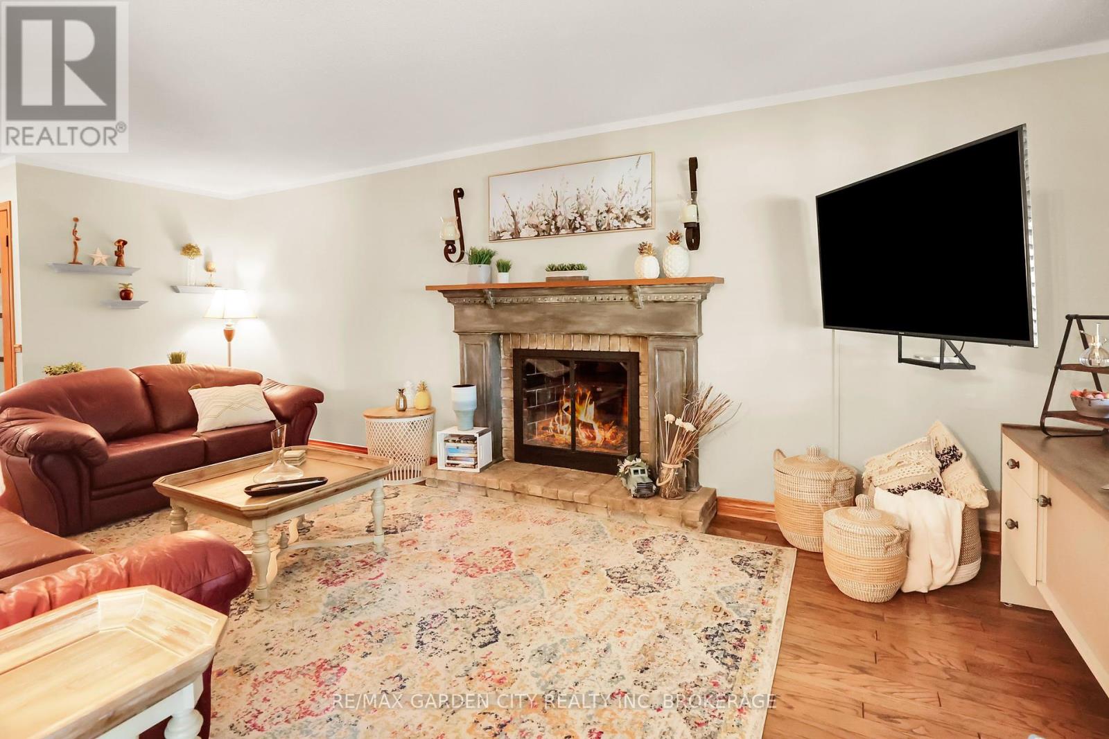 Property at 8 LAMPMAN CRESCENT image 4