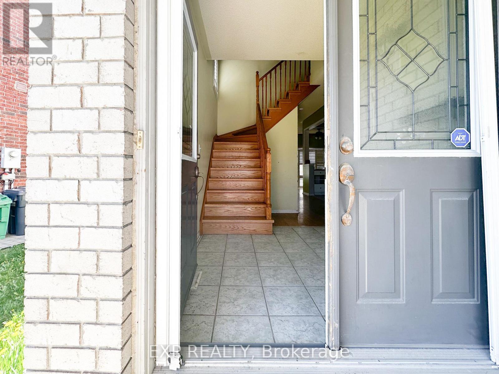 42 Prue Court, Brampton, Ontario  L6P 1P8 - Photo 3 - W12140565