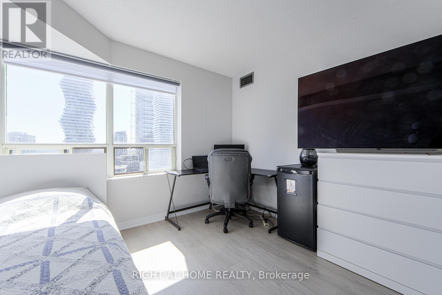 1811 - 335 Webb Drive, Mississauga, Ontario  L5B 4A1 - Photo 16 - W12140572