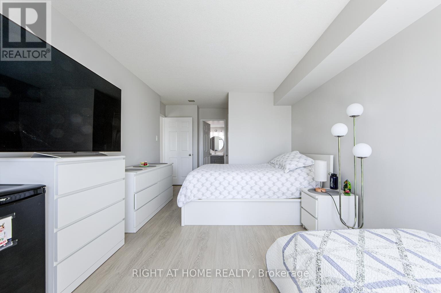 1811 - 335 Webb Drive, Mississauga, Ontario  L5B 4A1 - Photo 15 - W12140572