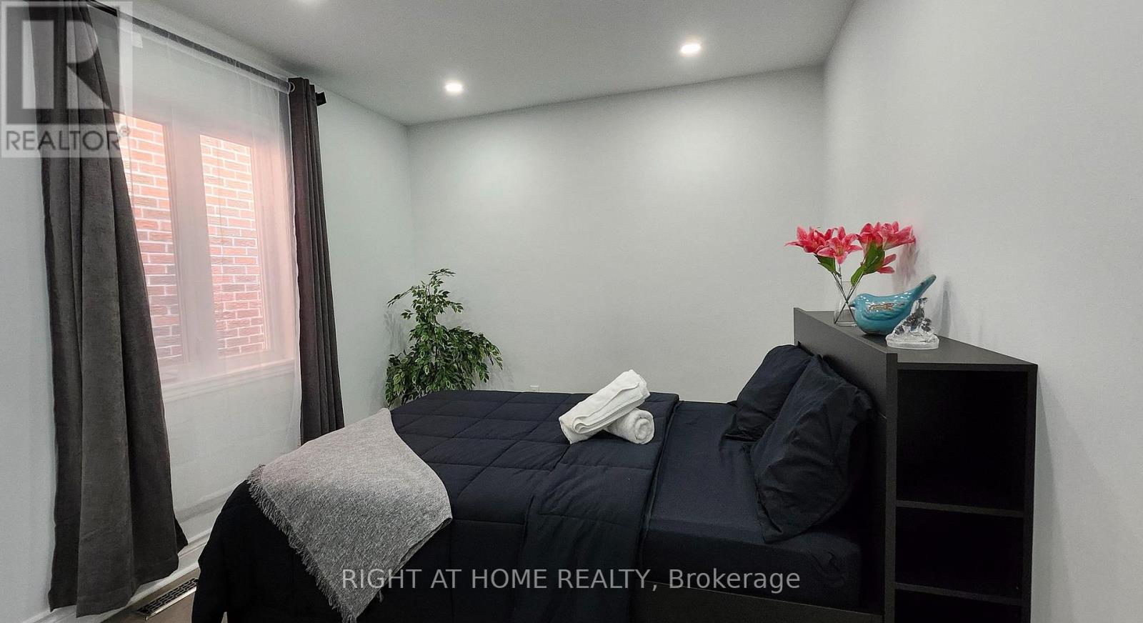 887 Cosburn Avenue, Toronto, Ontario  M4C 2W5 - Photo 11 - E12114552
