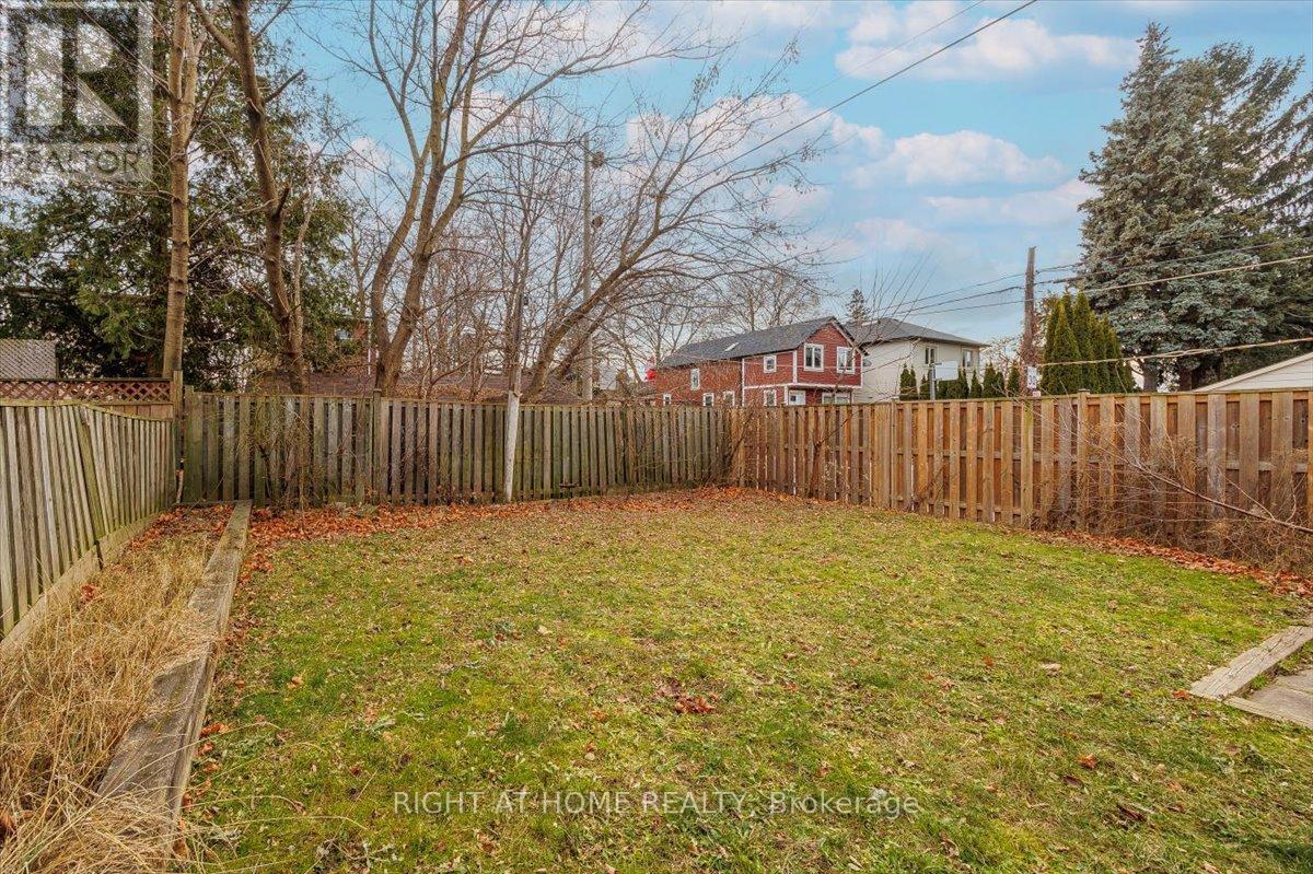 887 Cosburn Avenue, Toronto, Ontario  M4C 2W5 - Photo 21 - E12114552