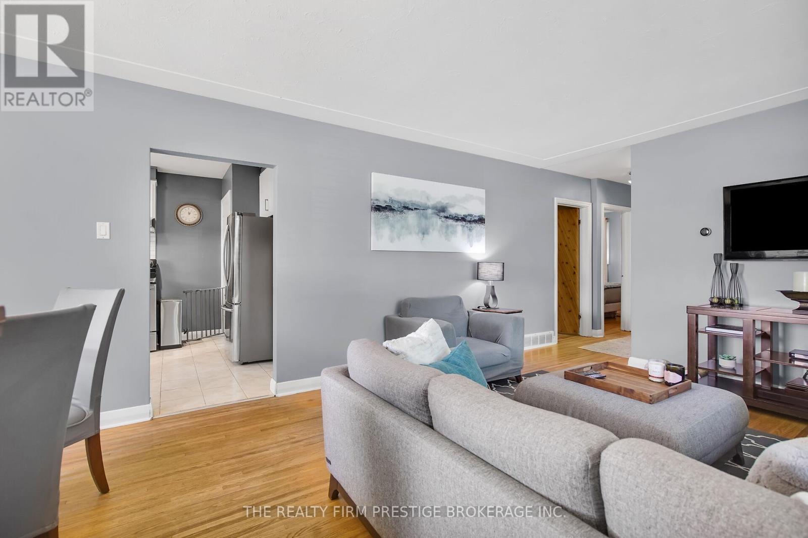 378 Stephen Street, London South (South B), Ontario  N6K 2N3 - Photo 6 - X12140666