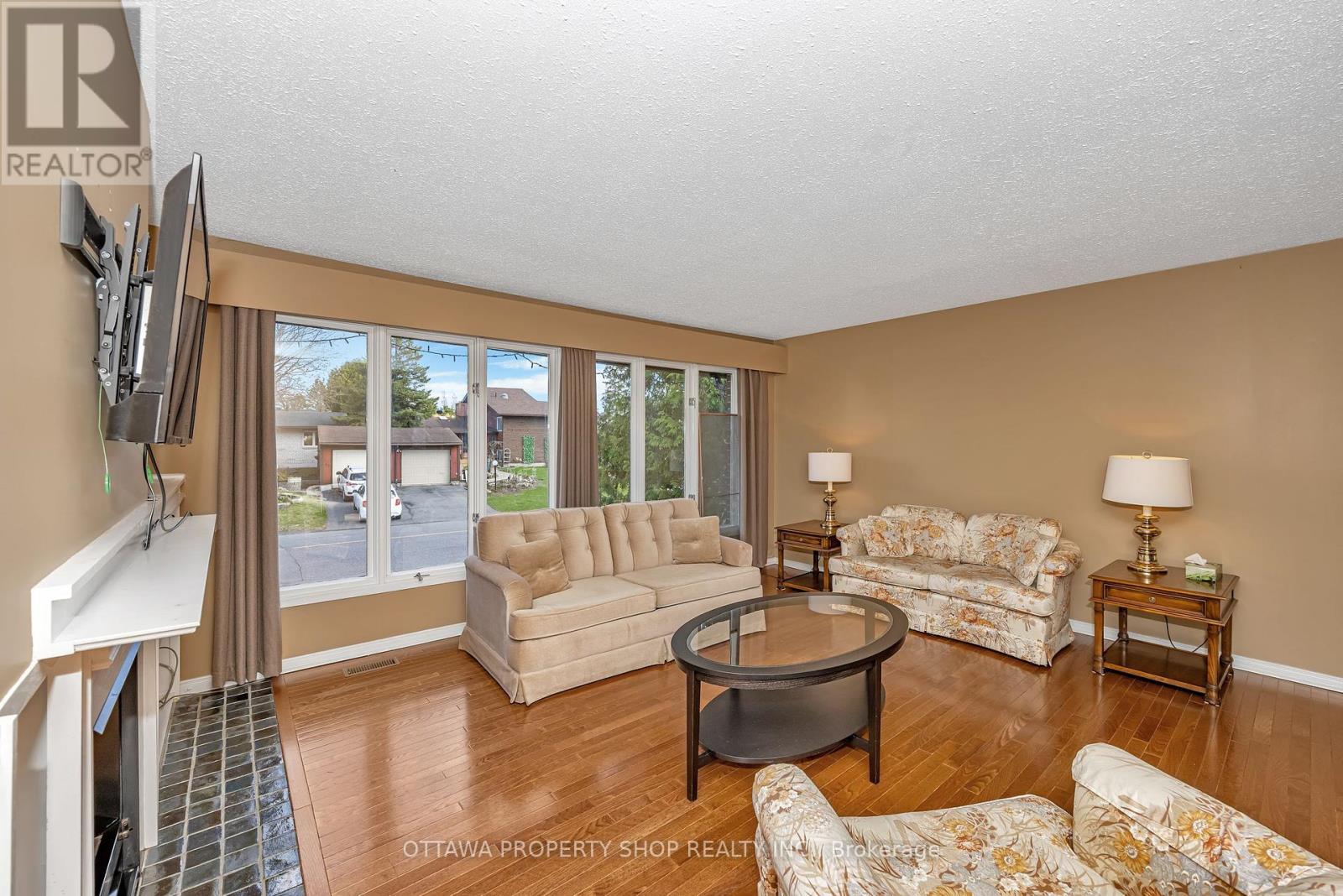 54 Chimo Drive, Ottawa, Ontario  K2L 1Y9 - Photo 4 - X12138359