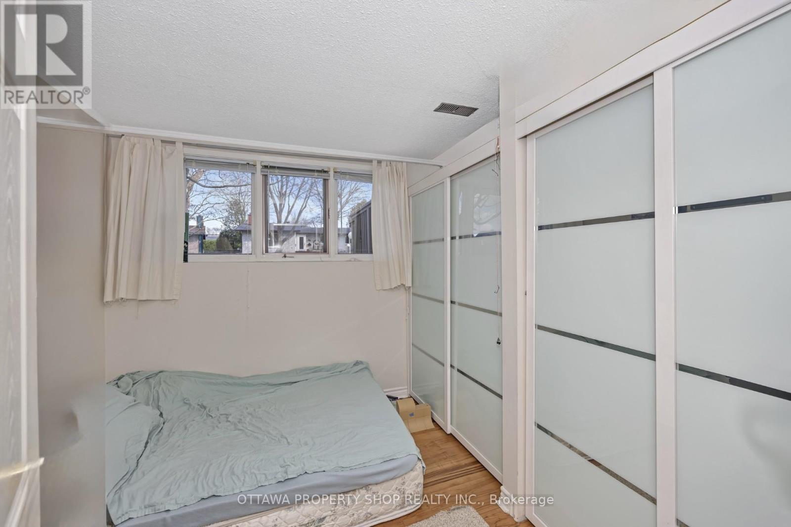 54 Chimo Drive, Ottawa, Ontario  K2L 1Y9 - Photo 14 - X12138359