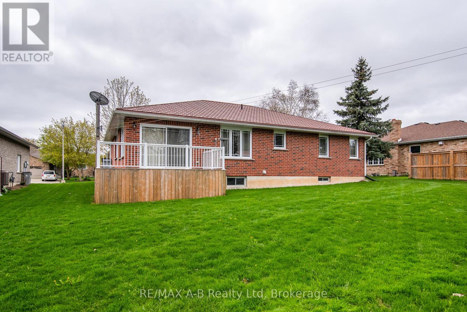 40 Gerber Drive, Perth East (Milverton), Ontario  N0K 1M0 - Photo 7 - X12140686