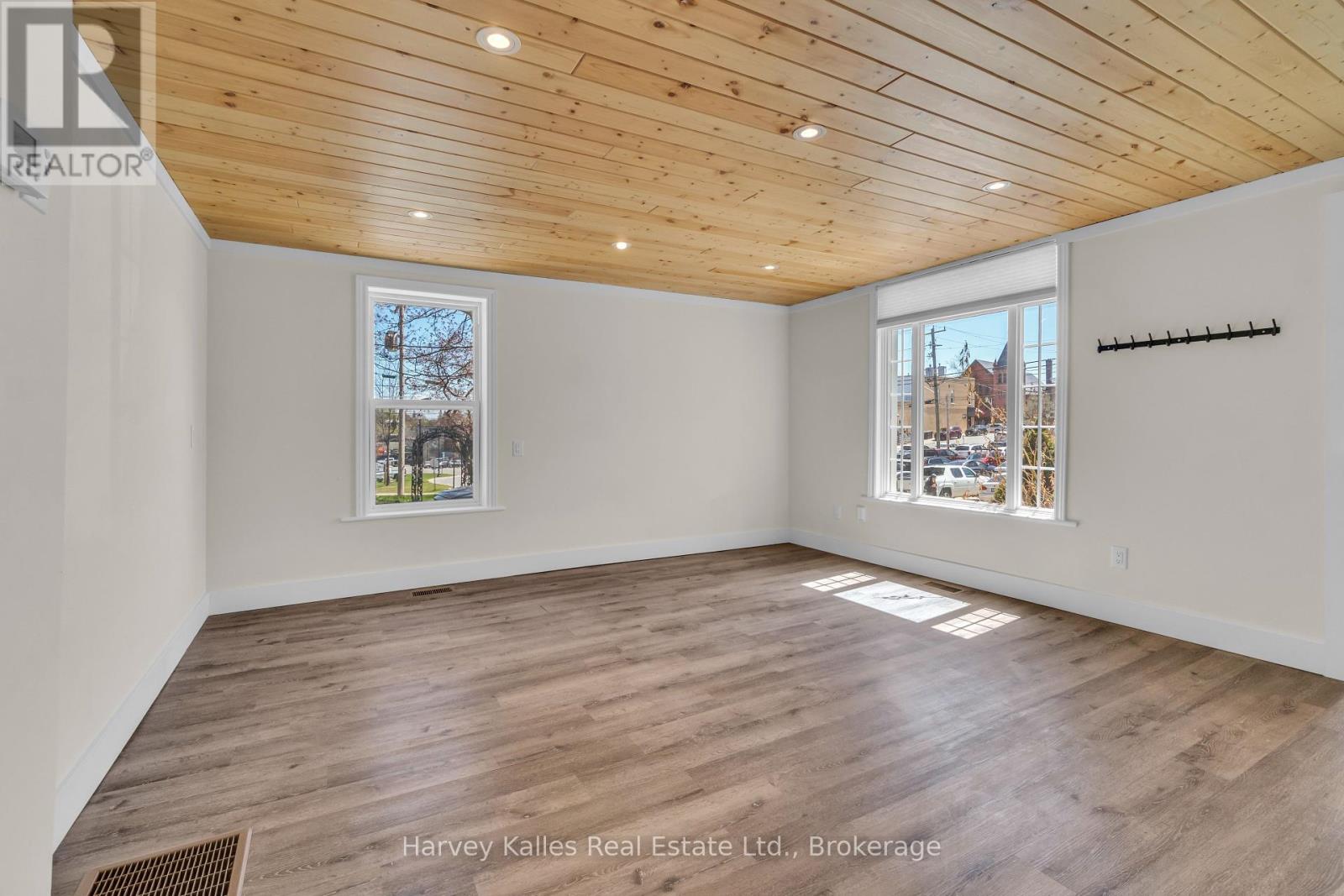 10 Caroline Street E, Huntsville, Ontario  P1H 2B4 - Photo 4 - X12136343