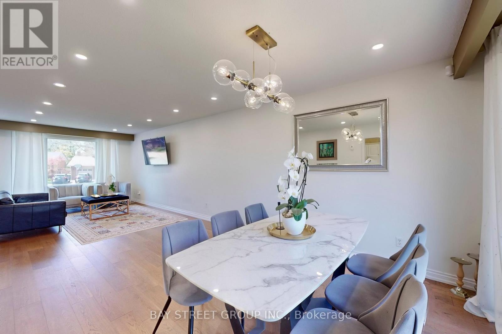 6119 Wabukayne Court, Mississauga, Ontario  L5N 2B1 - Photo 11 - W12140687