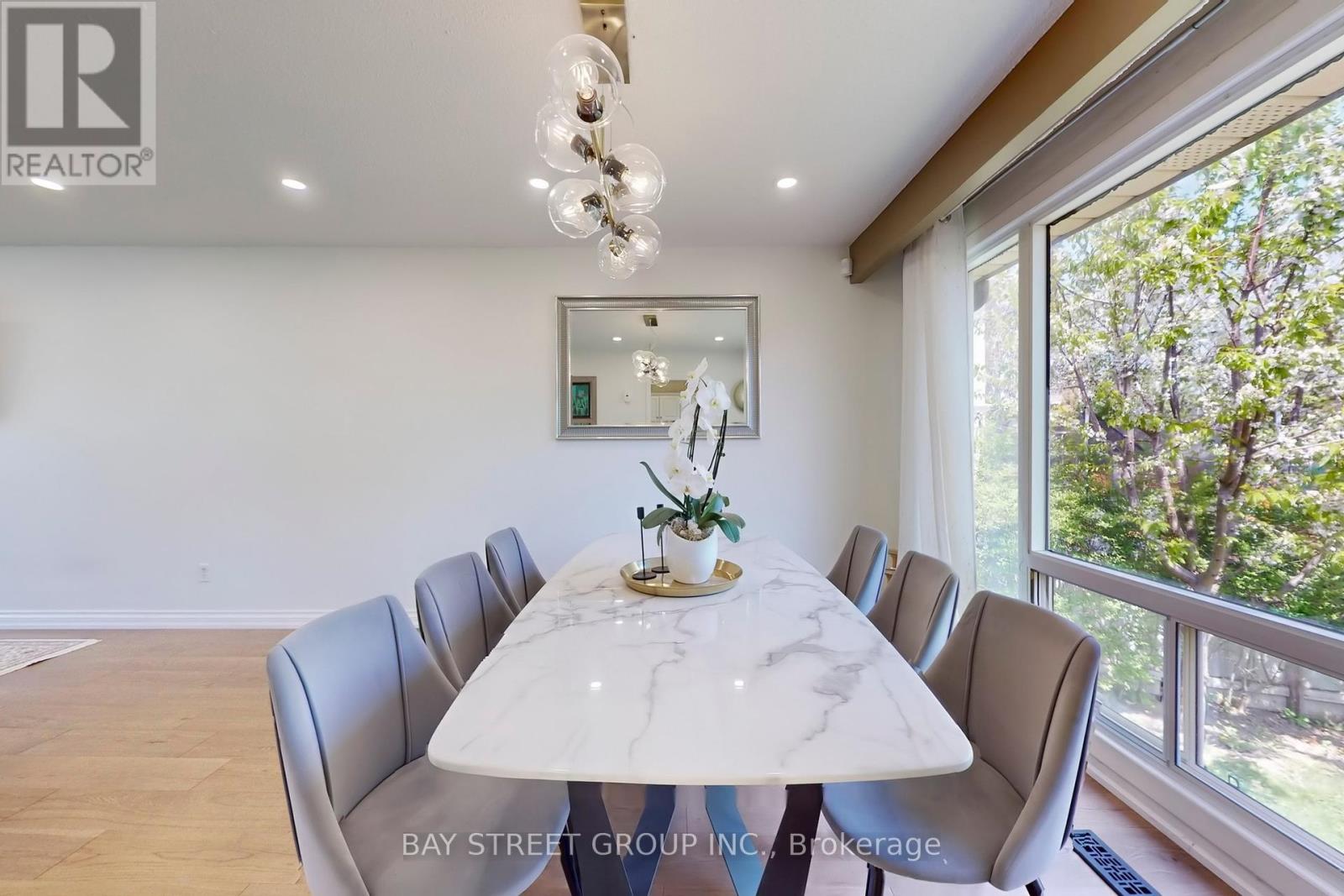 6119 Wabukayne Court, Mississauga, Ontario  L5N 2B1 - Photo 12 - W12140687