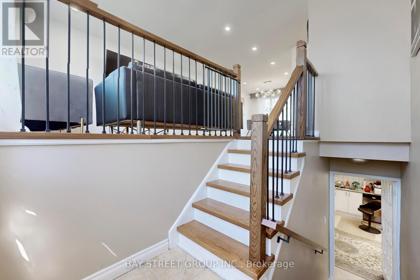 6119 Wabukayne Court, Mississauga, Ontario  L5N 2B1 - Photo 17 - W12140687