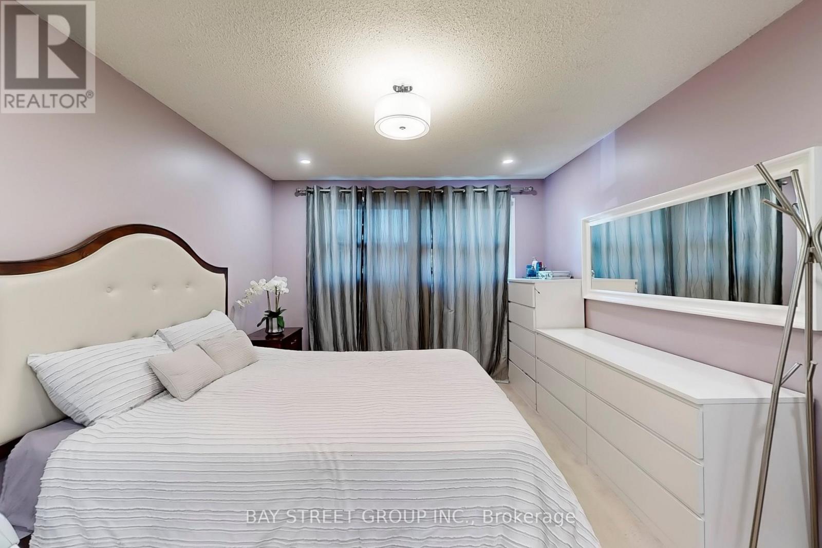 6119 Wabukayne Court, Mississauga, Ontario  L5N 2B1 - Photo 19 - W12140687