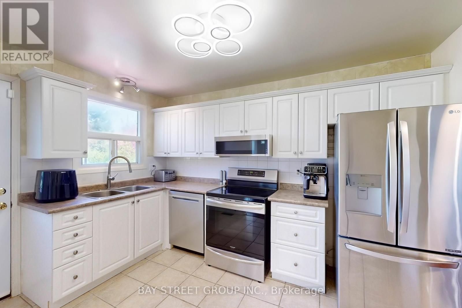 6119 Wabukayne Court, Mississauga, Ontario  L5N 2B1 - Photo 4 - W12140687