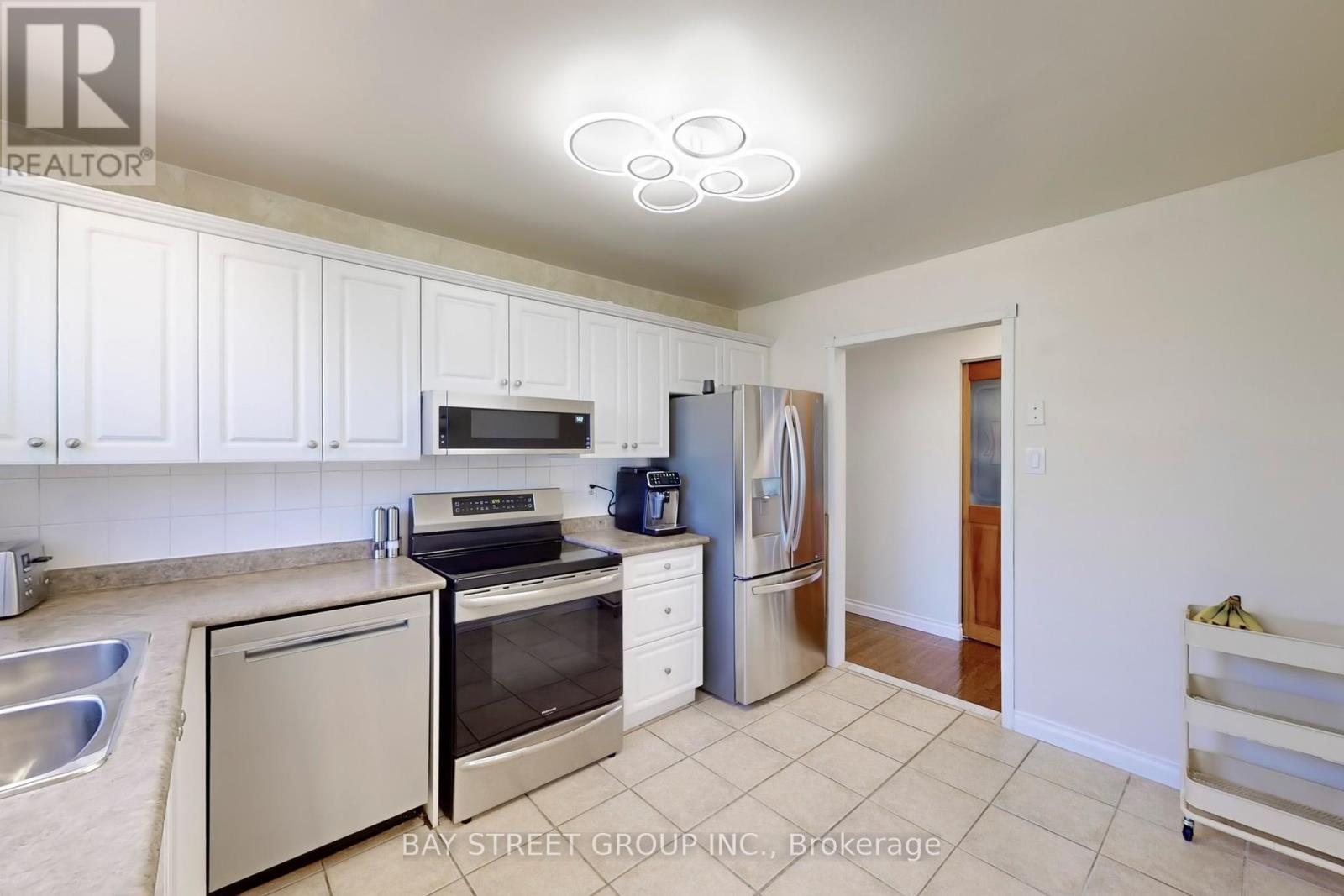 6119 Wabukayne Court, Mississauga, Ontario  L5N 2B1 - Photo 6 - W12140687
