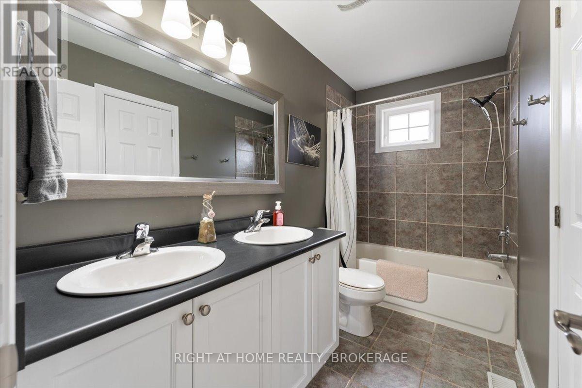 27 Sunnycroft Court, Hamilton, Ontario  L8B 0L3 - Photo 13 - X12140733