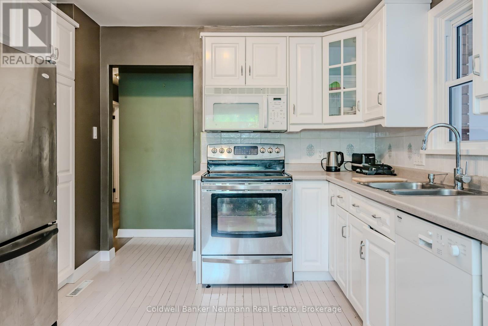31 Sharon Avenue, Welland, Ontario  L3C 4M8 - Photo 15 - X12140784