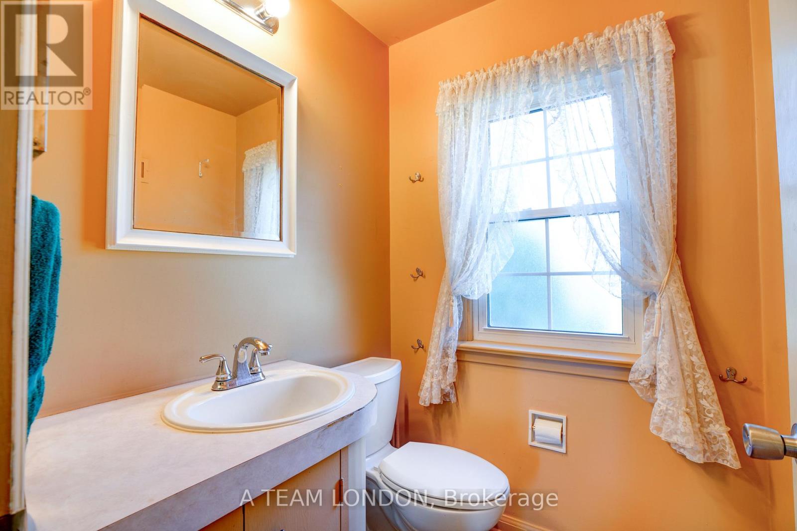 422 Chester Street, London South, Ontario  N6C 2J4 - Photo 19 - X12131142