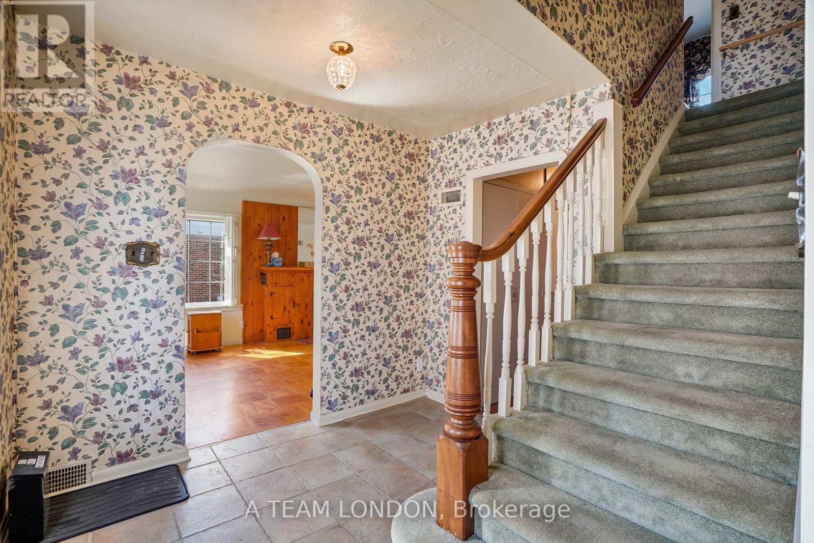 422 Chester Street, London South, Ontario  N6C 2J4 - Photo 8 - X12131142