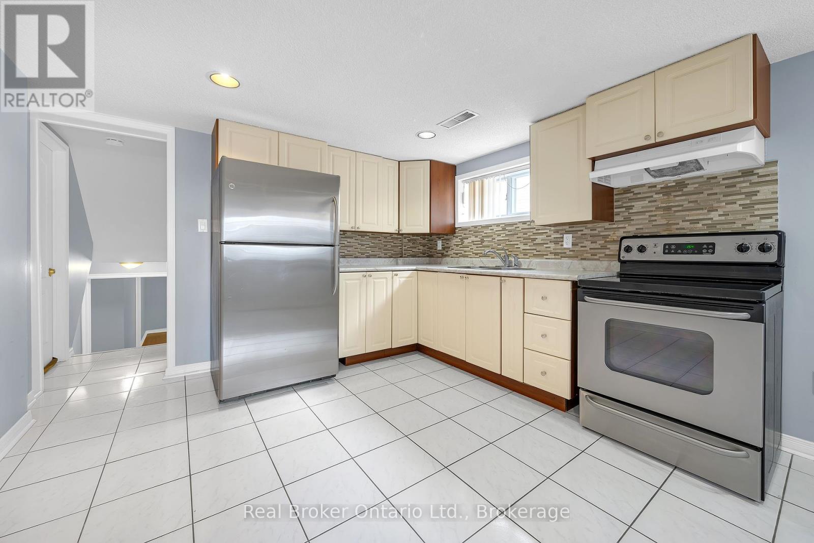 Lower Unit - 55 Cabana Drive, Toronto, Ontario  M9L 1L1 - Photo 3 - W12137934