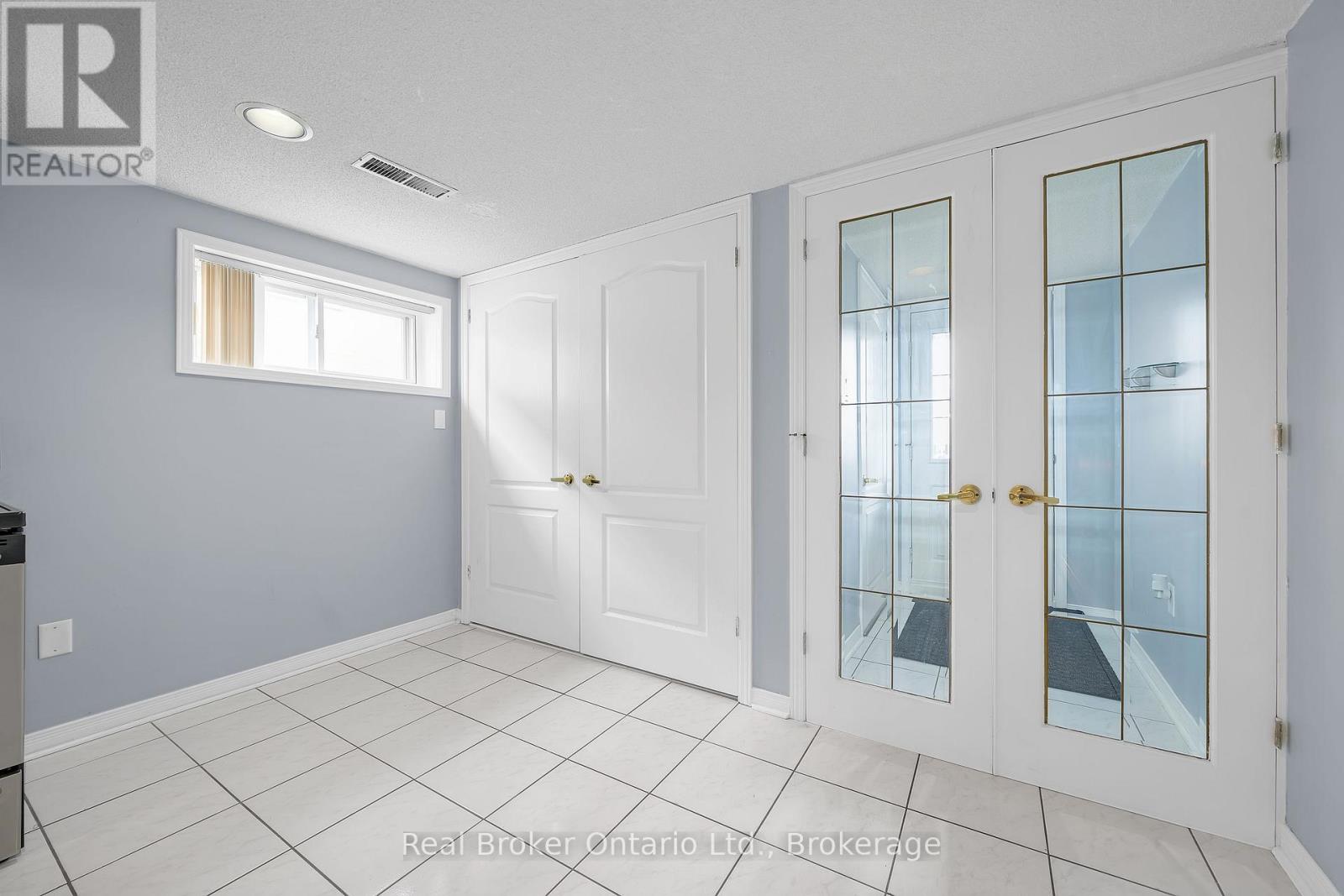 Lower Unit - 55 Cabana Drive, Toronto, Ontario  M9L 1L1 - Photo 7 - W12137934
