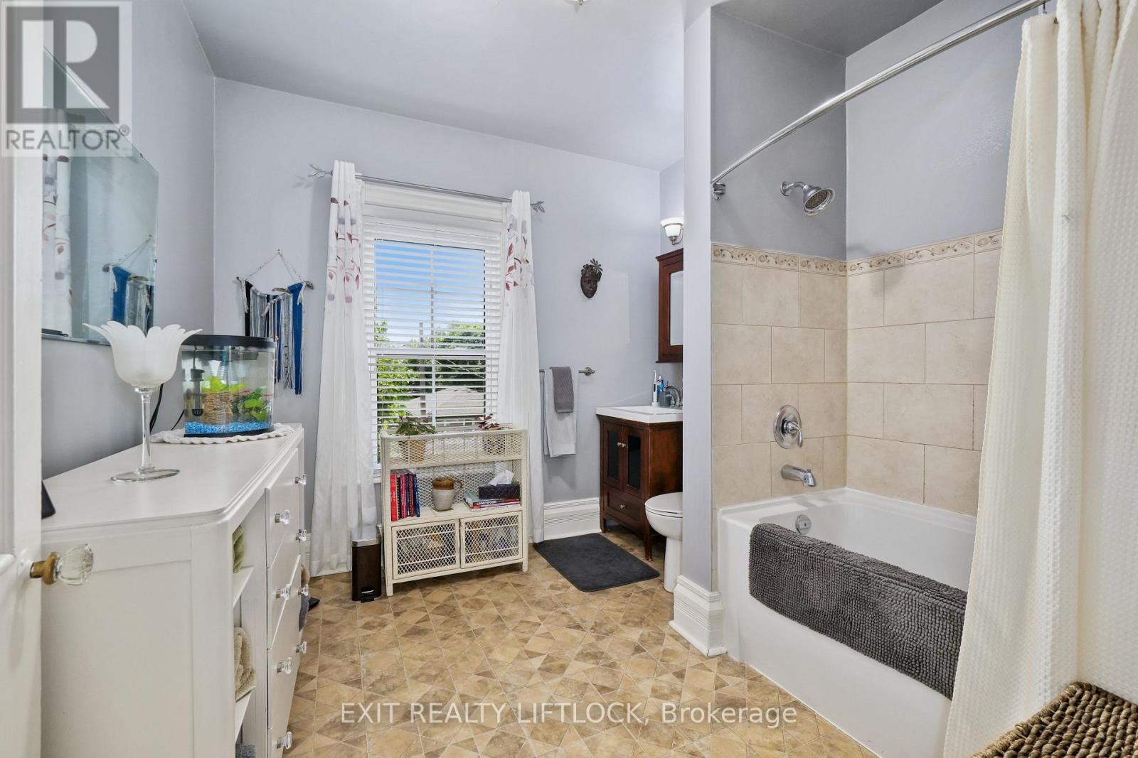 218 Lee Street, Peterborough North, Ontario K9H 5N9 - Photo 25 - X12140850