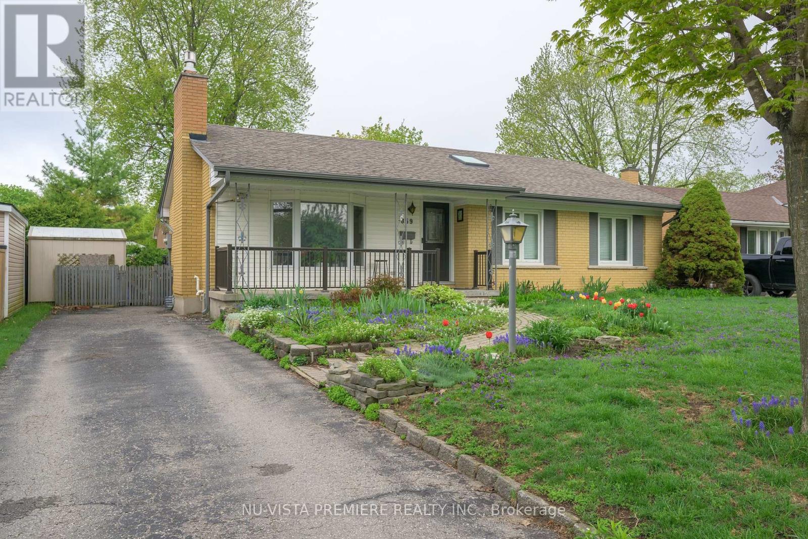 Photo 2 of 30 for 859 Dalkeith Crescent