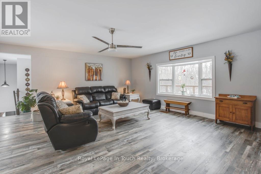 36 Meadows Avenue, Tay, Ontario  L0K 2C0 - Photo 9 - S12140925