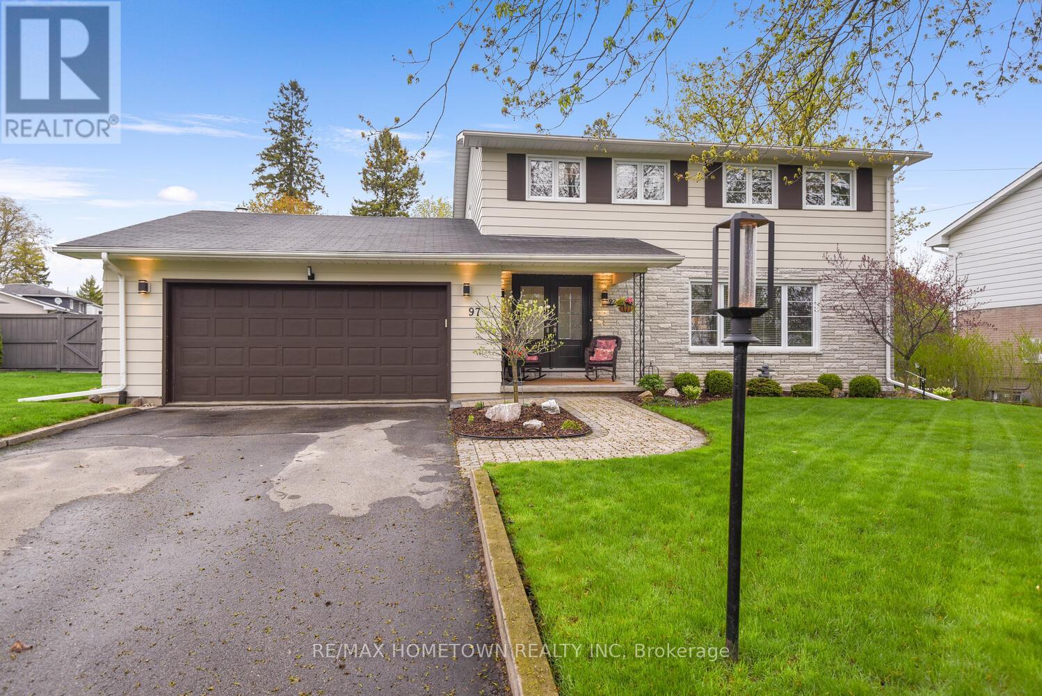 97 First Avenue, Brockville, Ontario  K6V 3B2 - Photo 2 - X12140909