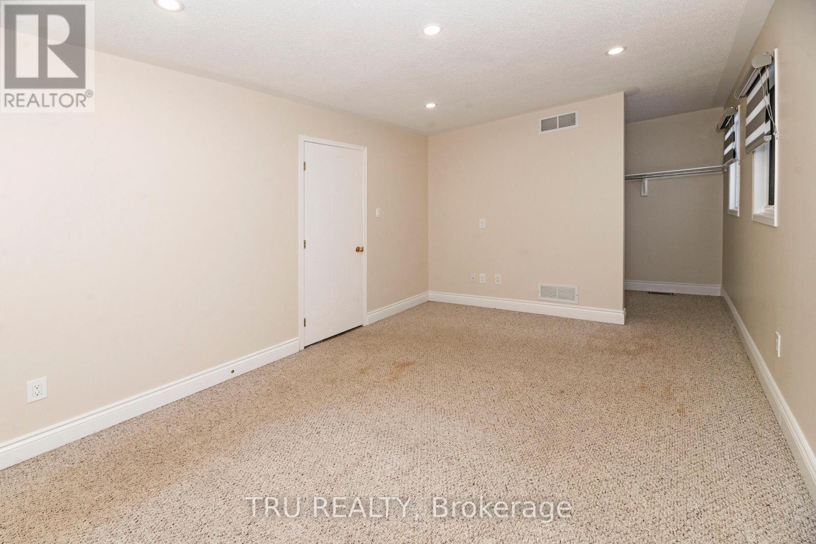 35 Helmsdale Drive, Ottawa, Ontario  K2K 2S2 - Photo 18 - X12140991