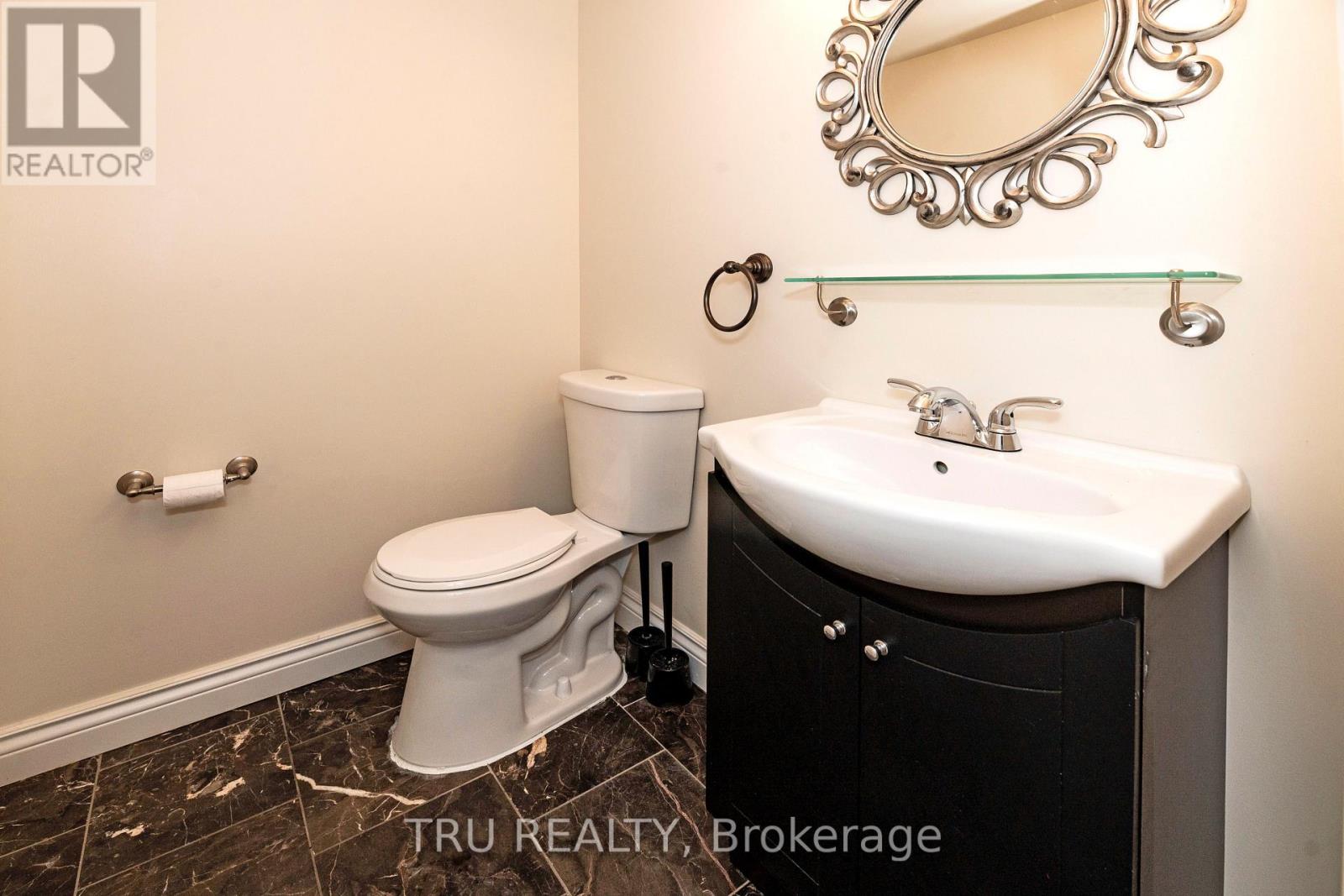 35 Helmsdale Drive, Ottawa, Ontario  K2K 2S2 - Photo 4 - X12140991