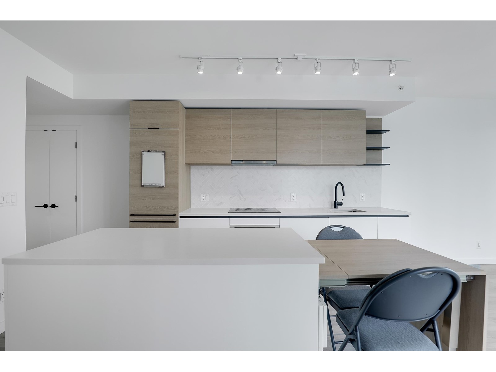 808 10448 University Drive, Surrey, British Columbia  V3T 0S7 - Photo 5 - R3001231