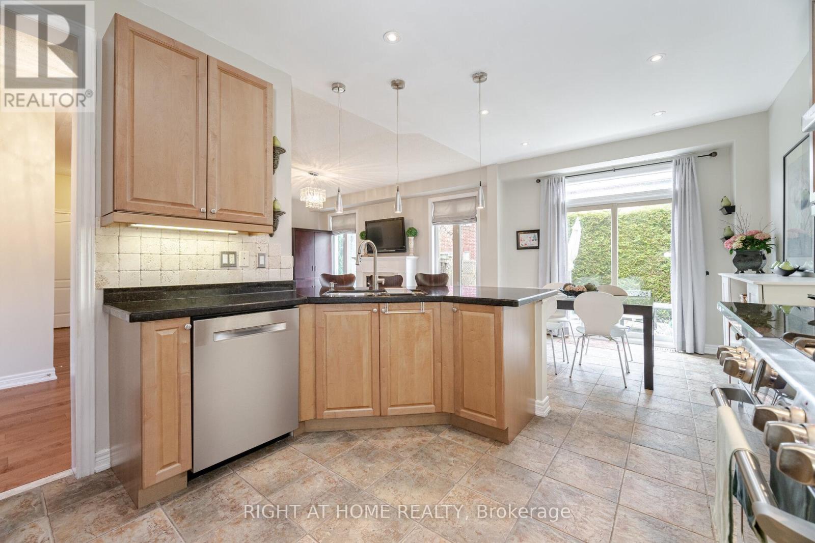 148 Vellore Avenue, Vaughan (Vellore Village), Ontario  L4H 2W4 - Photo 18 - N12140910