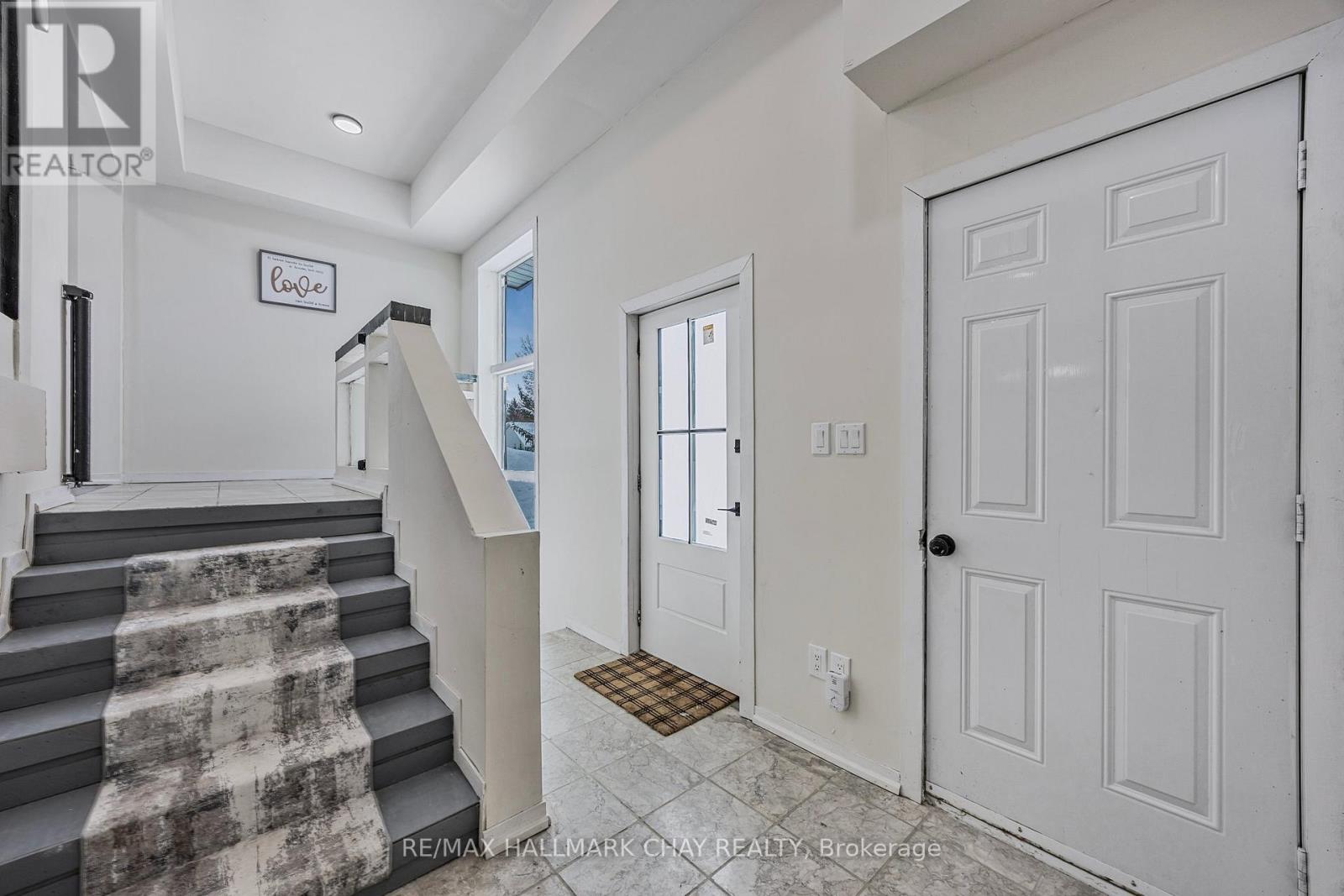 42 Fatima Court, Wasaga Beach, Ontario  L9Z 1K9 - Photo 4 - S12140873