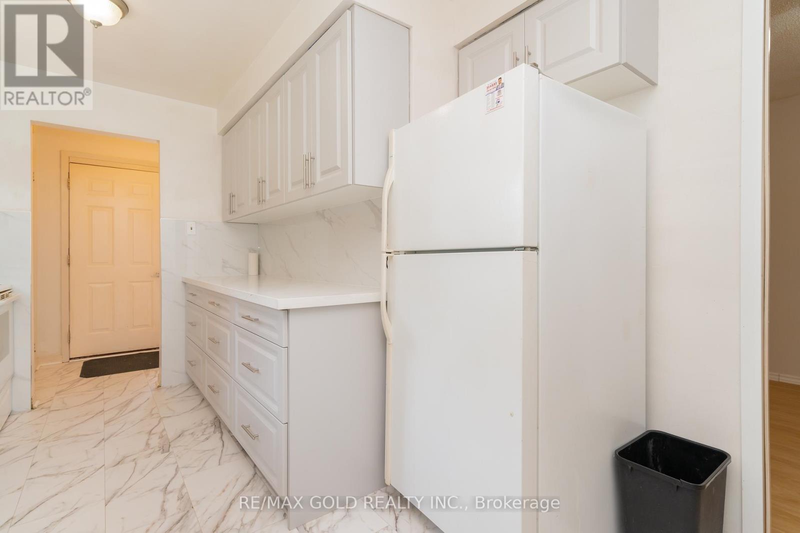 68 Montjoy Crescent, Brampton, Ontario  L6S 3E7 - Photo 11 - W12140876