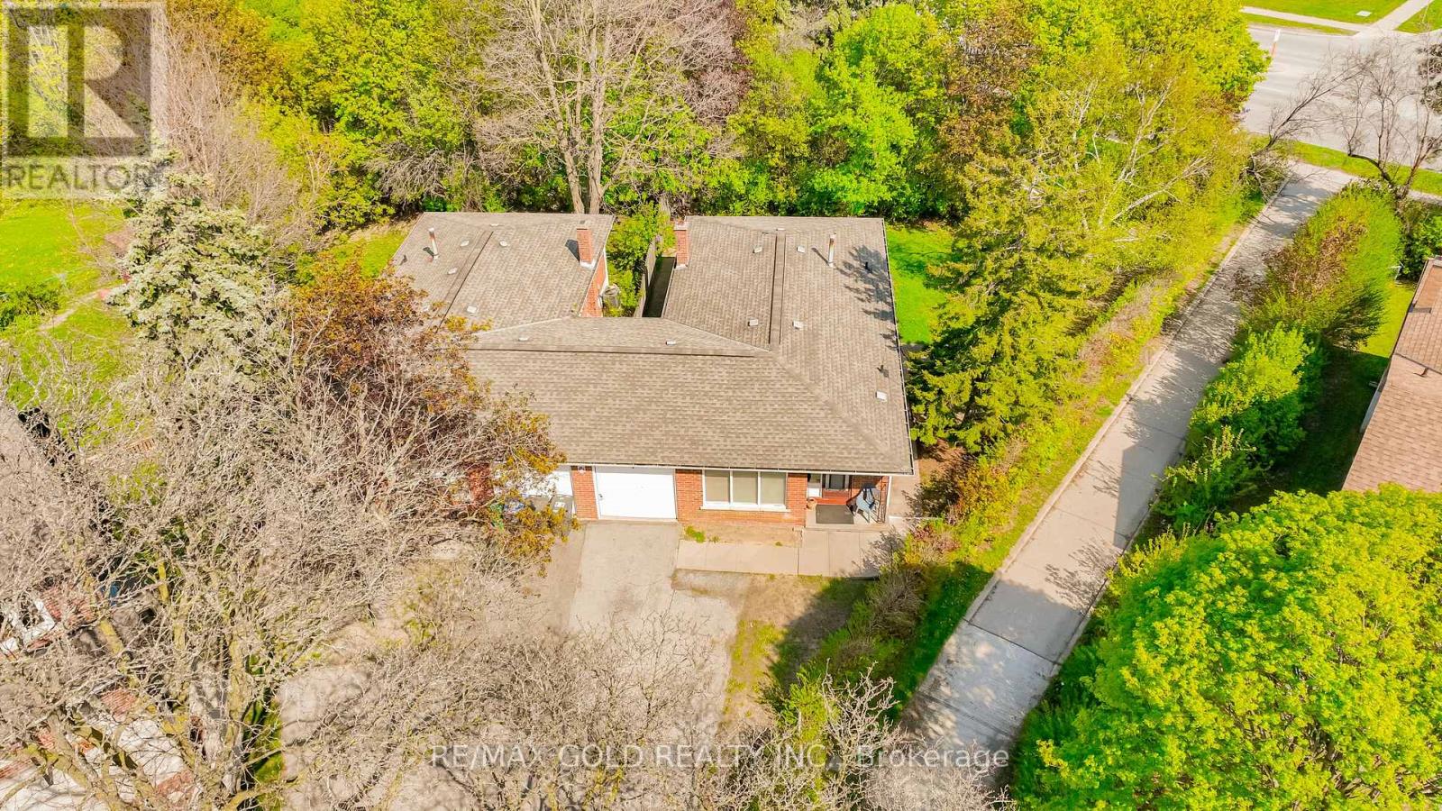 68 Montjoy Crescent, Brampton, Ontario  L6S 3E7 - Photo 2 - W12140876