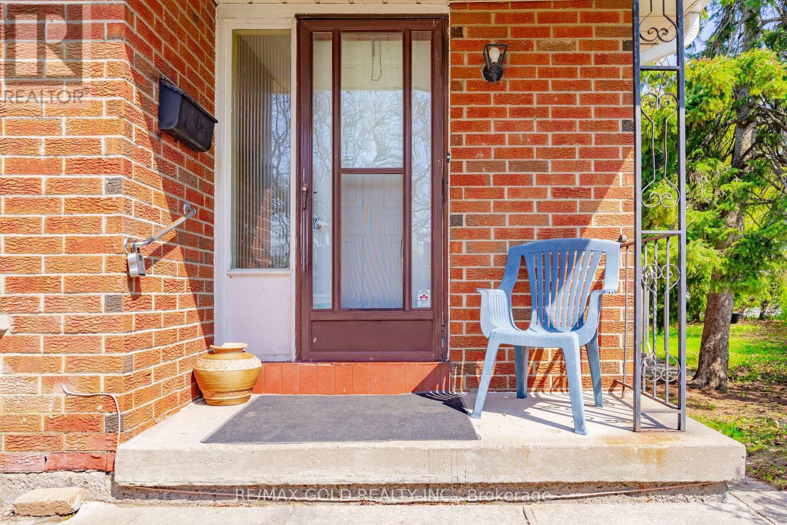 68 Montjoy Crescent, Brampton, Ontario  L6S 3E7 - Photo 4 - W12140876