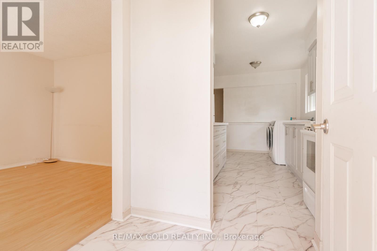 68 Montjoy Crescent, Brampton, Ontario  L6S 3E7 - Photo 5 - W12140876