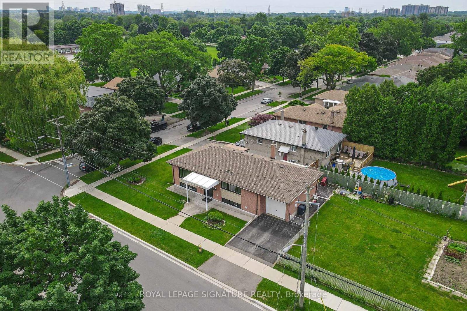 89 Thistle Down Boulevard, Toronto, Ontario  M9V 1J3 - Photo 31 - W12140914