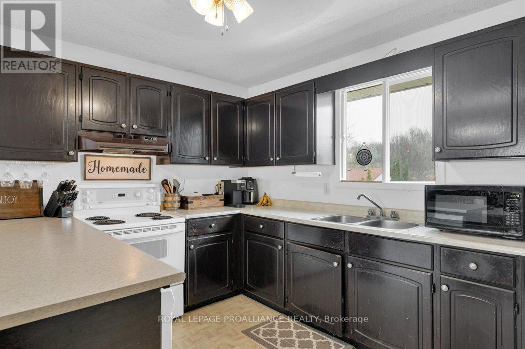 35 Van Alstine Drive, Quinte West, Ontario  K8V 6K7 - Photo 15 - X12141043