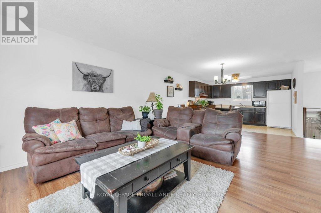 35 Van Alstine Drive, Quinte West, Ontario  K8V 6K7 - Photo 7 - X12141043