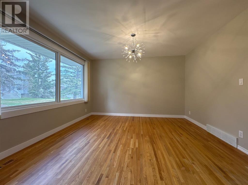Property at 354 Killarney Glen Court SW image 2