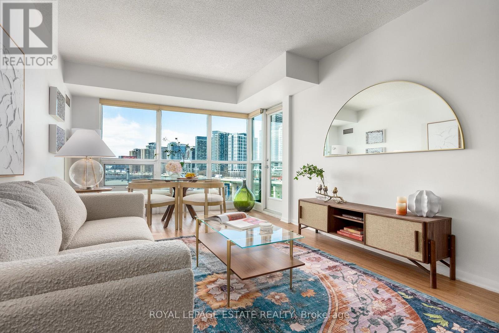 <div class="slider-price">$798,888</div><p>1011 - 231 Fort York Boulevard, Toronto, Ontario</p>