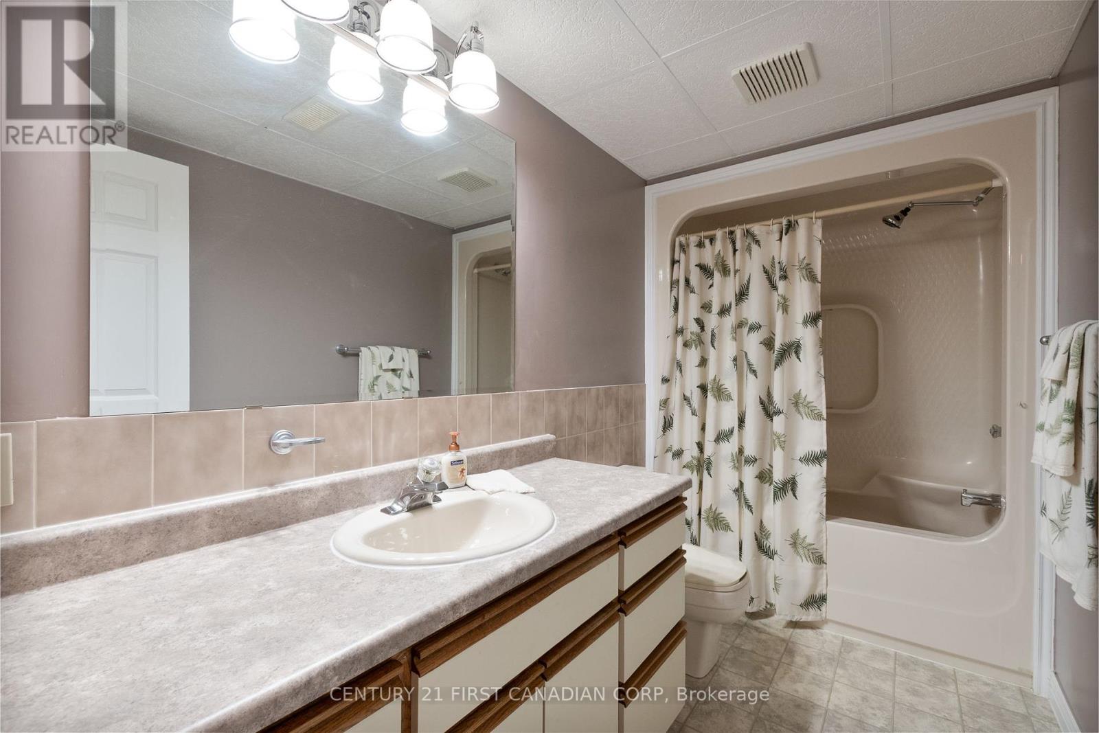 24764 Pioneer Line, West Elgin, Ontario  N0L 2P0 - Photo 33 - X12141120