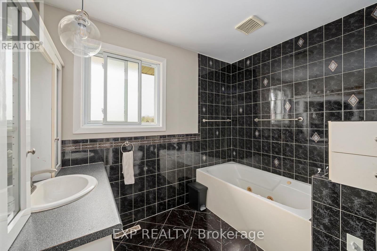 3862 Trafalgar Street, Thames Centre, Ontario  N6M 1H6 - Photo 30 - X12141185
