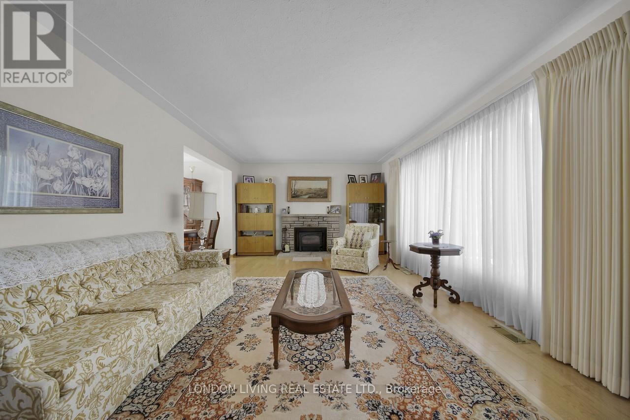 69 Rollingwood Circle, London North, Ontario  N6G 1R1 - Photo 7 - X12141215