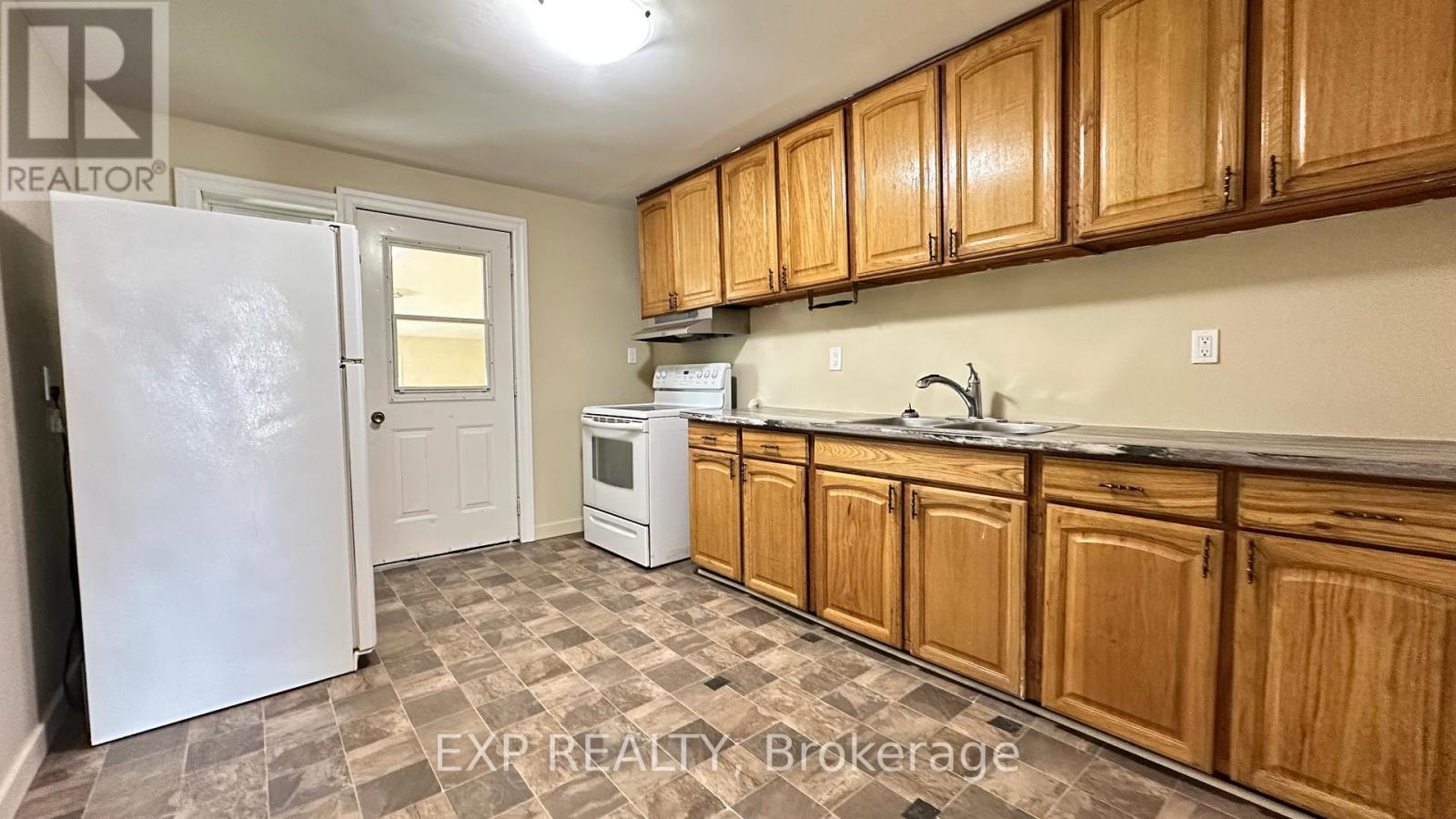 22 Charlotte Street, Belleville, Ontario  K8P 1E2 - Photo 6 - X12141244