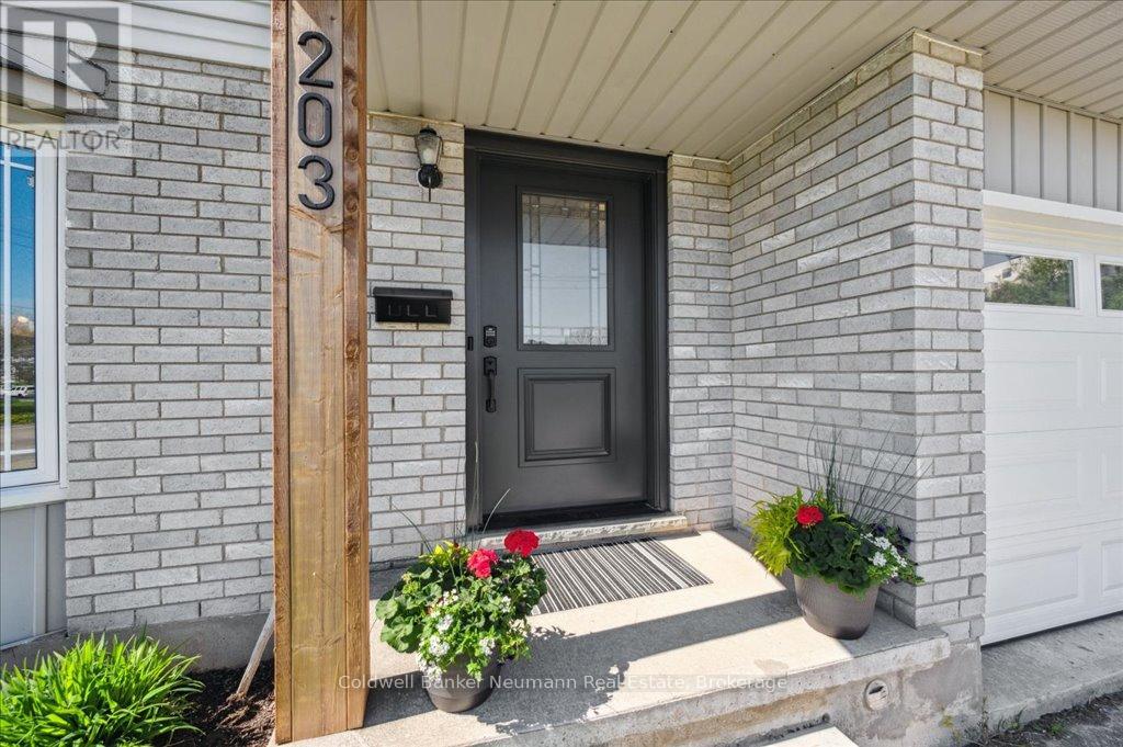 203 Elmira Road S, Guelph (Willow West/sugarbush/west Acres), Ontario  N1K 1R2 - Photo 2 - X12141313